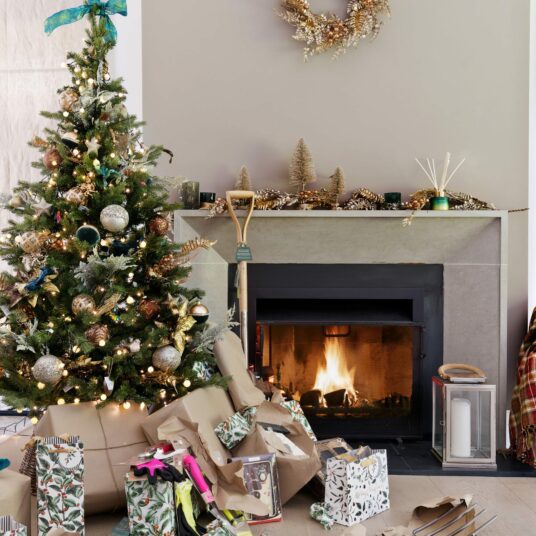 Artificial & Pre-lit Trees